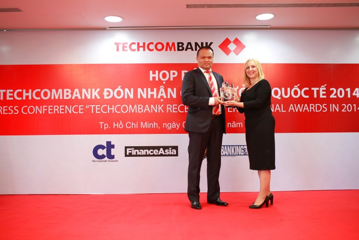 Ông Nguyễn Đăng Thanh - Giám đốc Khối KHDN nhận giải Ngân hàng Thương mại tốt nhất từ GBFR.
