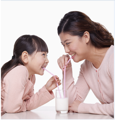 Nên tạo điều kiện để giúp trẻ vui uống sữa chủ động mỗi ngày hơn là ép hay dọa nạt Ảnh: ShutterStock