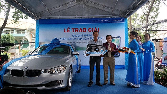 Khách hàng may mắn trúng thưởng ô tô BMW trị giá gần 1.5 tỷ đồng của chương trình khuyến mãi VinaPhone là anh Trần Văn Thọ trú tại xã Nhựt Chánh, huyện Bến Lức, tỉnh Long An...