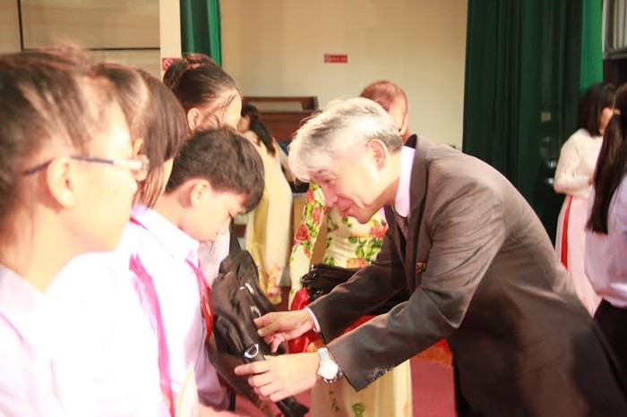 Ông Hiroharu Motohashi - Tổng Giám đốc Công ty Ajinomoto Việt Nam trao học bổng cho học sinh.