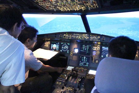 Các phi công bay thử nghiệm đường bay thẳng từ Hà Nội đi TP HCM qua không phận Lào, Campuchia trên hệ thống buồng lái giả định...