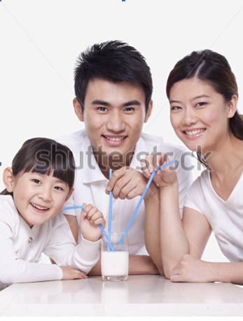Trẻ từ 4 – 11 tuổi thường thích chứng tỏ bản thân nên sẽ hứng thú với thách thức “thi uống sữa”.