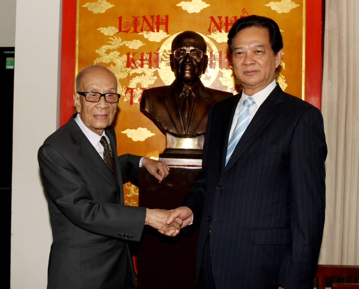 Thủ tướng Nguyễn Tấn Dũng chúc mừng thượng thọ GS, Anh hùng lao động Vũ Khiêu.