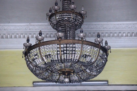Theo giới đồ cổ, đèn chùm được treo trên trần của ngôi biệt thự có giá trên 50 triệu. Tuy nhiên, đây một trong số ít đồ cổ có trong ngôi nhà này.