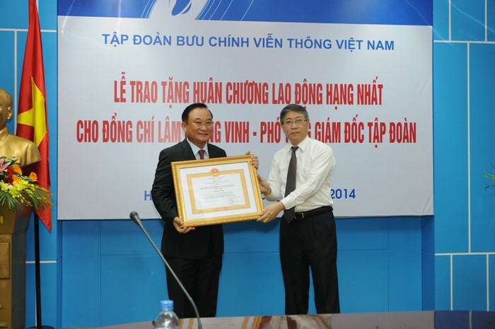 Giám đốc VinaPhone Lâm Hoàng Vinh (áo đen) vinh dự nhận Huân chương Lao động hạng Nhất và Huy hiệu 30 năm tuổi Đảng.