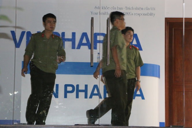 Lực lượng an ninh làm nhiệm vụ tại trụ sở Công ty VN Pharma tối 19/9 - Ảnh: G.Minh