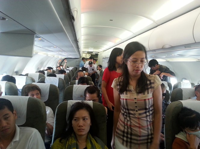 Hành khách trên chuyến bay VN 235 phải &quot;quá cảnh&quot; tại sân bay Cần Thơ - Ảnh: X.TR.