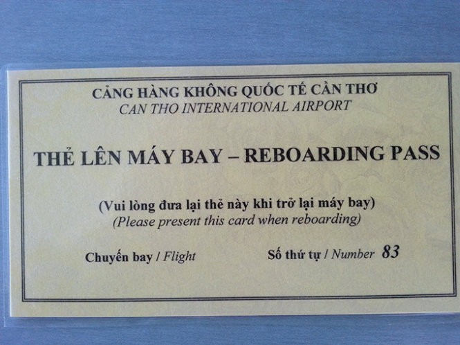 Hành khách được phát thẻ chờ lên máy bay về lại Tân Sơn Nhất - Ảnh: X.TR.