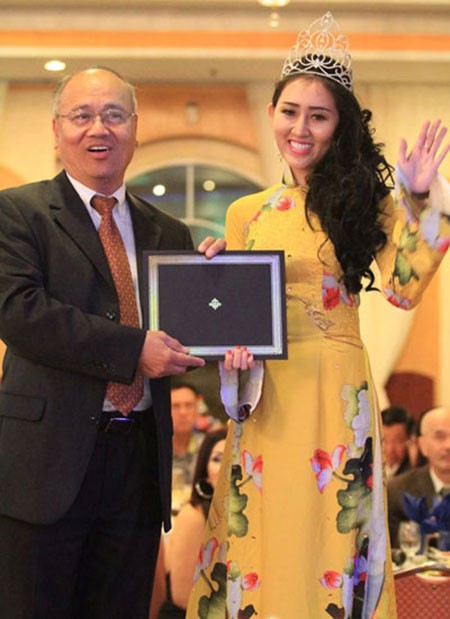 Huỳnh Thúy Anh (phải) đoạt danh hiệu một cuộc thi nhan sắc dành cho cộng đồng người Việt tại Mỹ hồi tháng 8.