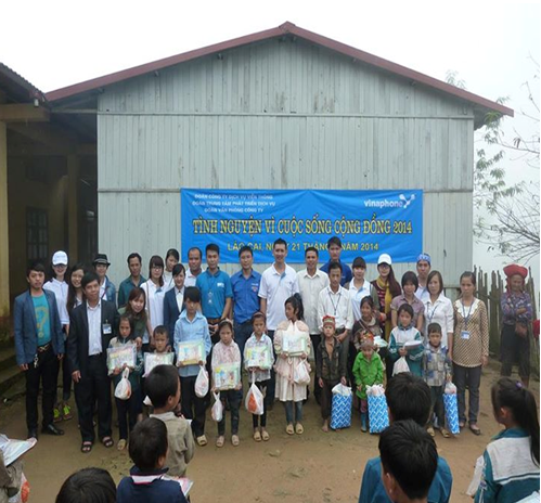 Các đồng chí Đoàn thanh niên VinaPhone trao học bổng cho các em học sinh vượt khó bản Suối Thầu – Sa Pa – Lào Cai.