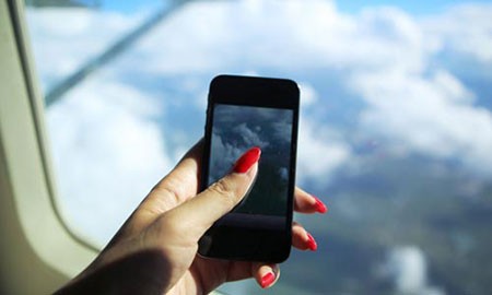 Hầu hết các hãng hàng không trên thế giới cấm hành khách sử dụng điện thoại trong giai đoạn tàu bay cất và hạ cánh.