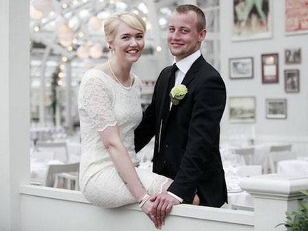 Một cặp đôi trong chương trình truyền hình thực tế Kết hôn từ cái nhìn đầu tiên do Đan Mạch và Na Uy sản xuất.
