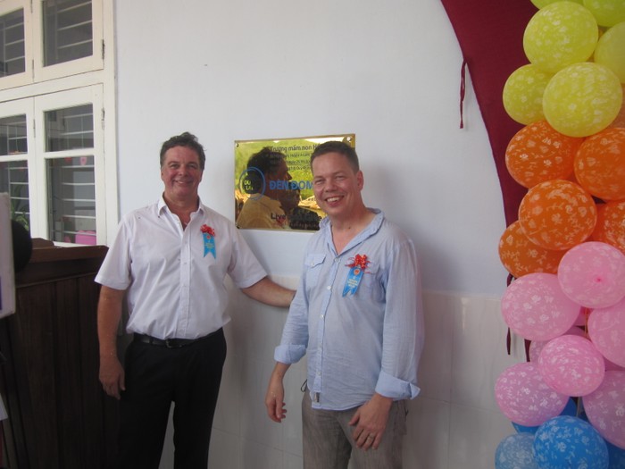 Ông Jan Peter (trái), người sáng lập tổ chức Live&amp;Give và ông Cas van de Horst, Phó Đại sứ Vương quốc Hà Lan tại Việt Nam tham dự lễ cắt băng khánh thành điểm trường khuyến