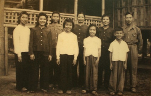 Ông Đỗ Đình Thiện cùng gia đình tại chiến khu Việt Bắc.