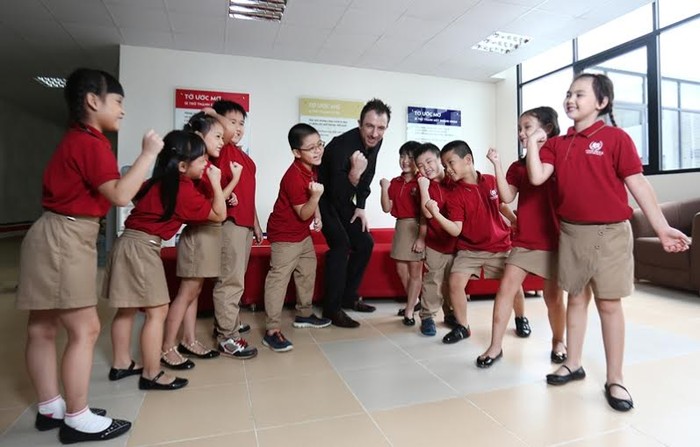 Nhiều trường học tại Việt Nam cũng chú trọng tới việc “trao quyền” cho học sinh để rèn cho các em thói quen tự lập, tự chủ ngay trên ghế nhà trường.