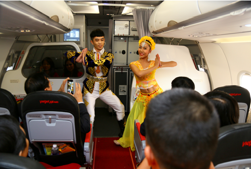 Hành khách bất ngờ với tiết mục múa Ấn Độ trên máy bay.