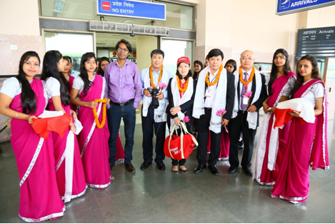 Đoàn doanh nghiệp được đón tiếp nồng nhiệt tại sân bay Bodh Gaya , Ấn Độ.