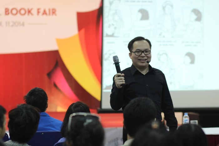 Diễn giả Trần Đăng Khoa đang chia sẻ các cách trò chuyện với con cùng các bậc phụ huynh tham gia Hội sách Vinschool Book Fair 2014