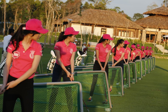 Các thí sinh “so gậy” tại sân golf 27 lỗ đẳng cấp quốc tế đầu tiên trên đảo Ngọc.