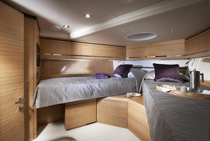 Phòng ngủ nhỏ tại mũi tàu cũng chứa giường đôi hiện đại và có thể tách đôi khi cần thiết.