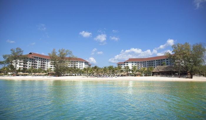 Lưng tựa vào khách sạn được thiết kế độc đáo hình vòng cung, tầm nhìn hướng ra biển, hồ bơi rộng hơn 5.000m2 tại Vinpearl Phú Quốc được lựa chọn là nơi tổ chức cuộc thi.