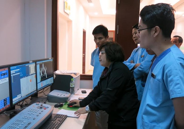 Chuyên gia phần mềm hãng Varian đào tạo cho các bác sĩ, kĩ sư, kĩ thuật viên Trung tâm Xạ trị Vinmec về quy trình vận hành máy xạ trị gia tốc Clinac iX nhất Việt Nam hiện nay.
