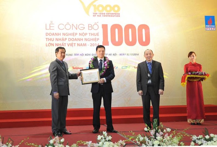 Phó Tổng Giám đốc VietinBank Phạm Huy Thông nhận chứng nhận V1000
