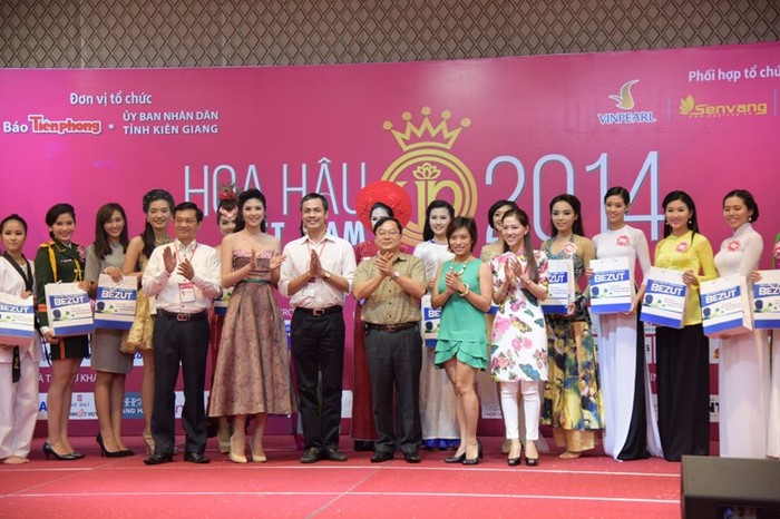 Kết thúc phần thi ‘Người đẹp tài năng’, nhãn hàng viên ngậm ho Bezut - nhà tài trợ vàng của cuộc thi Hoa hậu Việt Nam 2014 - đã trao tặng cho các thí sinh những phần quà ý nghĩa.