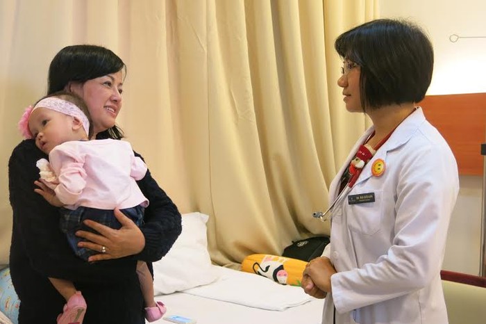 Bác sĩ Mai Kiều Anh dặn dò gia đình bé My cách chăm sóc để bé có thể phục hồi sức khỏe nhanh nhất.
