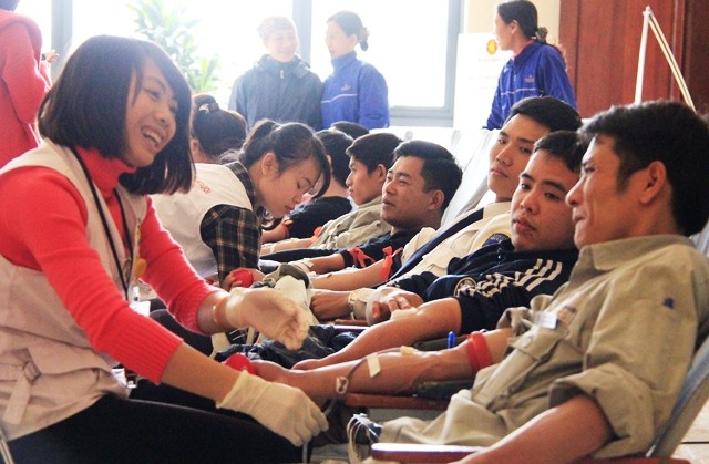 Đông đảo CBNV Tập đoàn Vingroup đăng ký tham gia hiến máu. Kết thúc ngày hiến máu đầu tiên tại Hà Nội, đã có 2.137 CBNV đăng ký tham gia chương trình này.