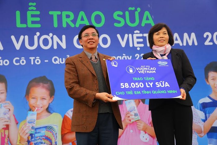 Bà Bùi Thị Hương – Giám Đốc Điều Hành Vinamilk trao tặng bảng sữa tượng trưng cho trẻ em Quảng Ninh thông qua Quỹ Bảo trợ trẻ em tỉnh Quảng Ninh