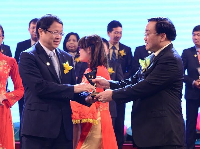 Phó TGĐ VietinBank Nguyễn Văn Du - nhận giải thường do Phó Thủ tướng Hoàng Trung hải trao