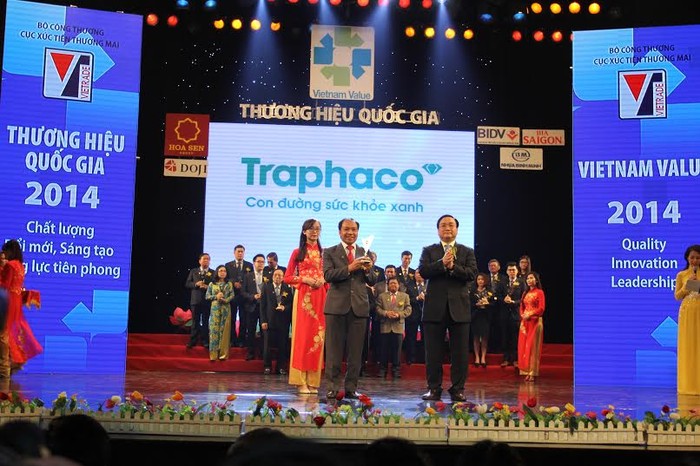 Ông Trần Túc Mã - TGĐ Traphaco nhận biểu trưng Thương hiệu Việt Nam 2014.