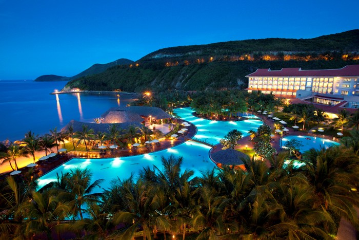 Vinpearl Resort Nha Trang lung linh về đêm.