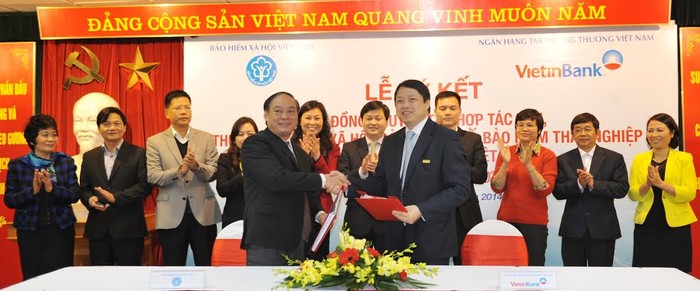 Phó Tổng Giám đốc BHXHVN Nguyễn Đình Khương và Phó Tổng Giám đốc VietinBank Nguyễn Văn Du ký kết hợp đồng hợp tác.