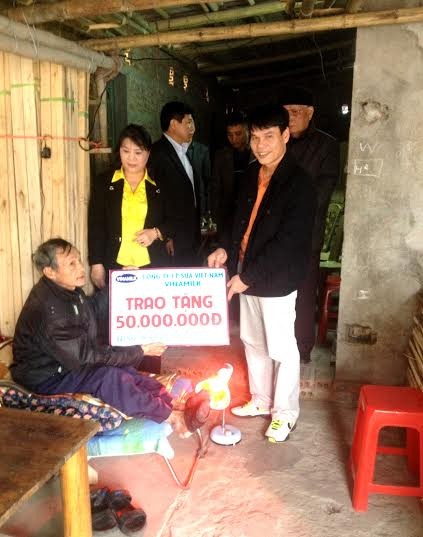 Ông Phạm Tuyên – Giám đốc Kinh doanh miền Duyên hải Vinamilk, đại diện công ty đã đến tận gia đình Ông Lê Quang Huy thăm hỏi và trao quà.