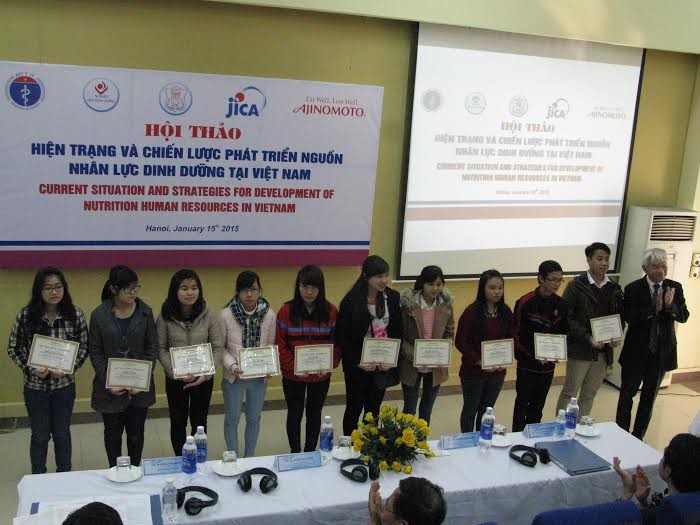Ông Hiroharu Motohashi - Tổng Giám đốc Công ty Ajinomoto Việt Nam trao học bổng cho các em sinh viên có điểm đầu vào cao nhất ngành cử nhân dinh dưỡng khóa II ( Tuyển sinh 2014).