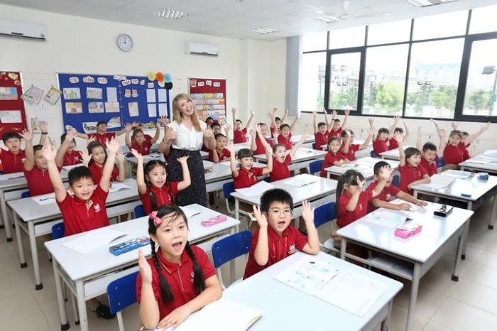 Tiếng Anh là một trong năm cấu phần quan trọng của chương trình giáo dục tại Vinschool, chiếm 20% tổng thời lượng học.