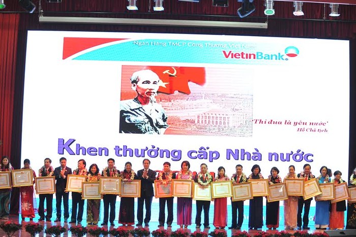 Thống đốc Nguyễn Văn Bình và Chủ tịch HĐQT VietinBank Nguyễn Văn Thắng trao tặng Huân chương Lao động hạng Ba cho các tập thể, cá nhân.