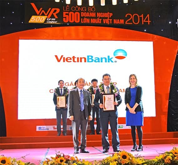 Đại diện Ban tổ chức trao chứng nhận Top 500 Doanh nghiệp lớn nhất Việt Nam cho Ông Trần Minh Bình - Phó Tổng Giám đốc VietinBank.