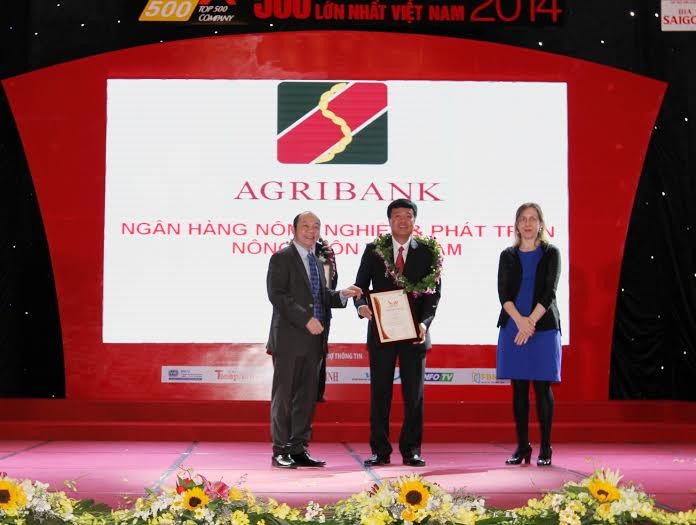 Đại diện Agribank, ông Nguyễn Hải Long – Phó Tổng Giám đốc nhận Giấy chứng nhận của Ban tổ chức.