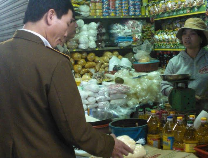 Trong thời gian gần đây đặc biệt những ngày giáp Tết âm lịch, các sản phẩm hạt nêm “3 không” này xuất hiện ngày càng nhiều tại các chợ như chợ Mỹ Chánh, chợ Đông Hà, chợ Quảng Trị...