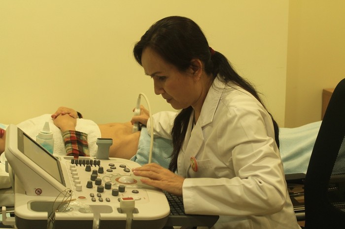 Bác sĩ Từ Vân đang thực hiện siêu âm bụng tại phòng khám được trang bị thiết hiện đại.