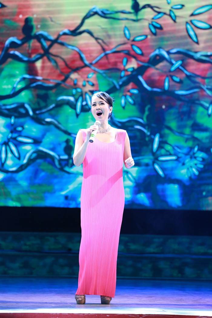 Ca sĩ Hồng Nhung trẻ trung trong chiếc đầm hồng tinh tế và góp giọng trong hai ca khúc từng gắn liền với tên tuổi của mình trong thời kỳ đầu của Làn sóng xanh Giọt sương trên mí mắt và Lắng nghe mùa xuân về.