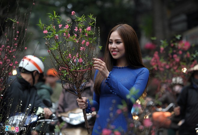 Trước khi thực hiện ngày công việc cuối cùng của năm Giáp Ngọ, tiếp viên Phạm Thu Thủy cũng đã kịp dạo chợ hoa Hàng Lược Hà Nội để sắm một cành đào tại căn hộ của mình tại phương Nam.