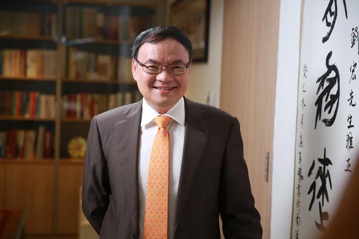 Liu Hong là Giáo sư Tan Kah Kee trong lĩnh vực Nghiên cứu châu Á, là Chủ tịch của Trường Khoa học Xã hội và Nhân văn và là Giám đốc Trung tâm Hành Chính Công tại Đại học Bách khoa Nanyang.