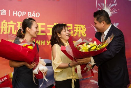 Hành khách Cao Yến Vi nhận quà từ đại diện hãng hàng không Vietjet