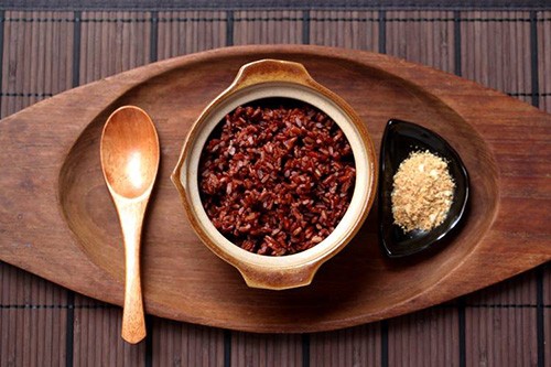 Cơm gạo lứt ăn với muối vừng (muối mè) là thực phẩm dinh dưỡng tuyệt vời cho người cao tuổi.