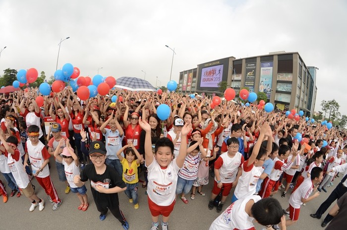 Xuất phát từ kế hoạch xây dựng lớp học cho trẻ em nghèo ở Chiềng Sơ – Sơn La, Edurun đã chứng kiến sự hứng khởi và niềm vui trọn vẹn từ hơn 7.000 người tham gia vào một hoạt động ý nghĩa.