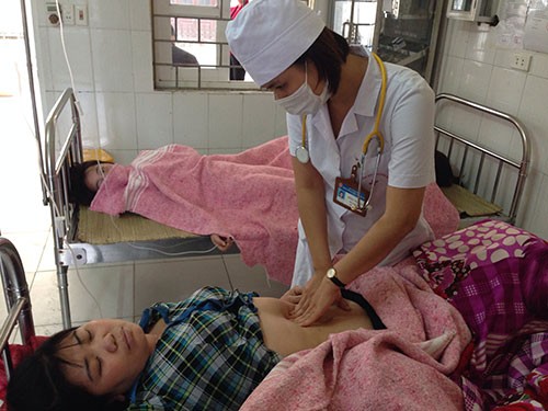 Công nhân đang được theo dõi tại Bệnh viện Đa khoa huyện Chương Mỹ, Hà Nội. Ảnh: Nam Phươn - Vnexpress.